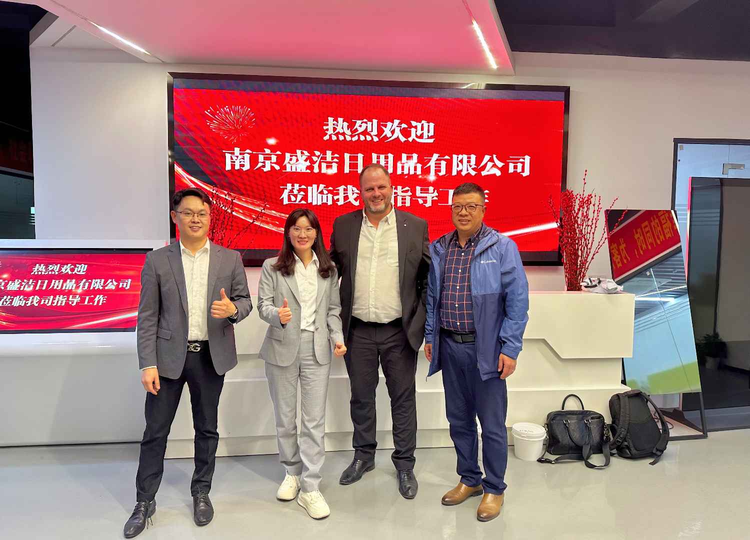 国际合作伙伴深度考察，共谋发展 —— 外国客户访问玩彩网科技生产车间(图1)